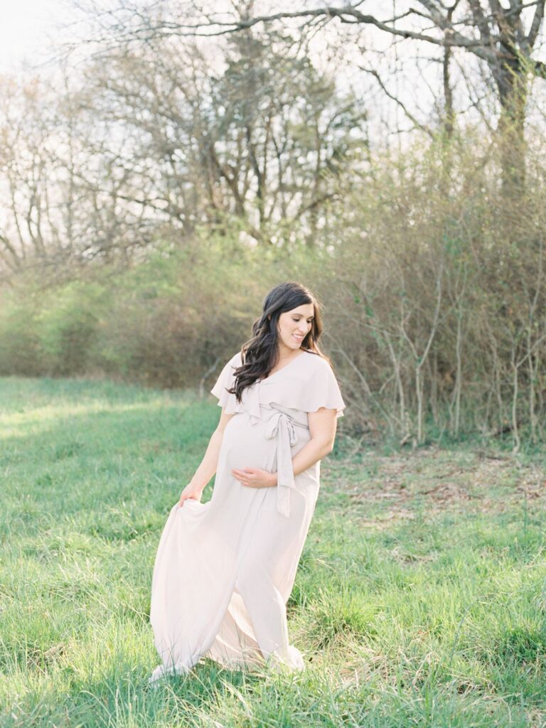 Nashville Maternity Photographer Courtney Houk captures a photo of a pregnant mama in a grassy field