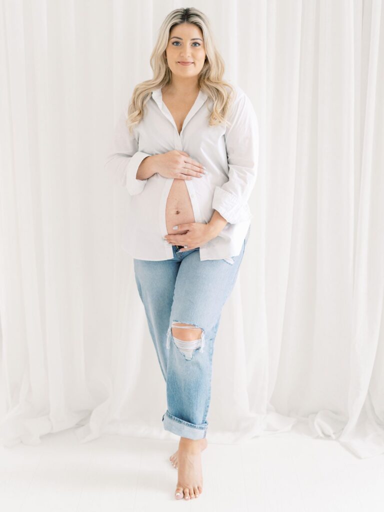 Nashville Maternity Photographer Courtney Houk provides pregnant mamas with tips on what to pack in your hospital bag as well as maternity potraits