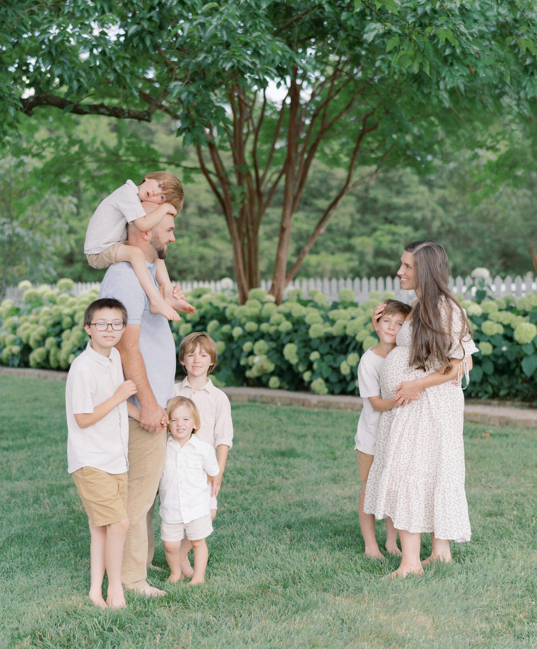 Courtney Houk captures these Nashville maternity photos with siblings